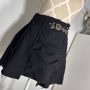 Super cute frayed mini skirt with belt detailing